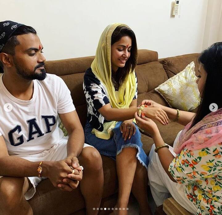 रॉकी की बहनों ने रॉकी के साथ साथ हिना को भी राखी बांधी जैसी की बहने भाइयों के साथ अपनी भाभी को भी राखी बंधाकर रक्षा का वचन लेती हैं. (Photo Credit: @realhinakhan Instagram)