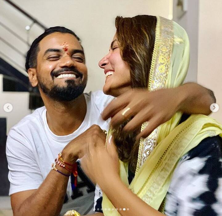 तस्वीरों में आप देख सकते हैं कि इस दौरान रॉकी जायसवाल की बहनों ने टीवी एक्ट्रेस हिना खान पर जमकर प्यार लूटाया और ढेर सारी शुभकामनाएं दी. (Photo Credit: @realhinakhan Instagram)