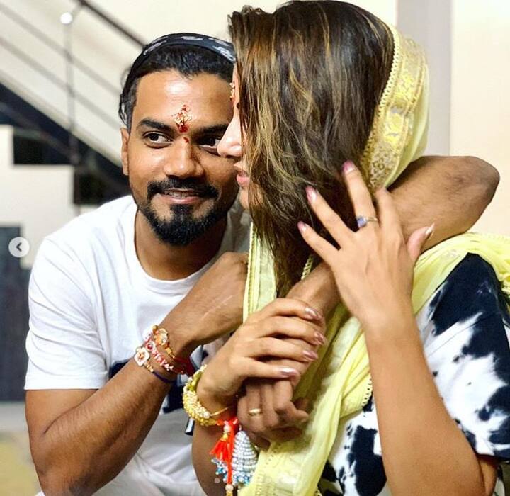 फोटोज को शेयर करते हुए हिना ने अपने फैंस से वादा किया है कि वो 15 तारीख को अपने भाई के साथ ही ये त्यौहार मनाने वाली है और इसकी फोटो वो उसी दिन शेयर करेंगी. (Photo Credit: @realhinakhan Instagram)