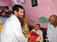 60 साल बाद अपने पहले गुरू से मिले रामविलास पासवान, कहा- कितना खुश हूं, बता नहीं सकता