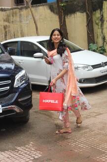 IN PICS: शॉपिंग से लेकर जिम और एयरपोर्ट एक से एक शानदार लुक में स्पॉट हुए बॉलीवुड स्टार, यहां देखिए तस्वीरें