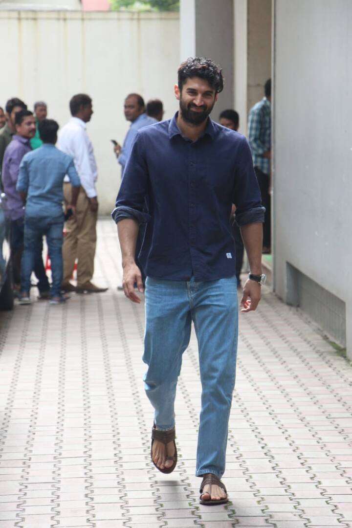 सिद्धार्थ भी काफी कैजुअल लुक में विशेष फिल्म्स के ऑफिस के बाहर दिखाई दिए. (Photo Credit: Manav Manglani)