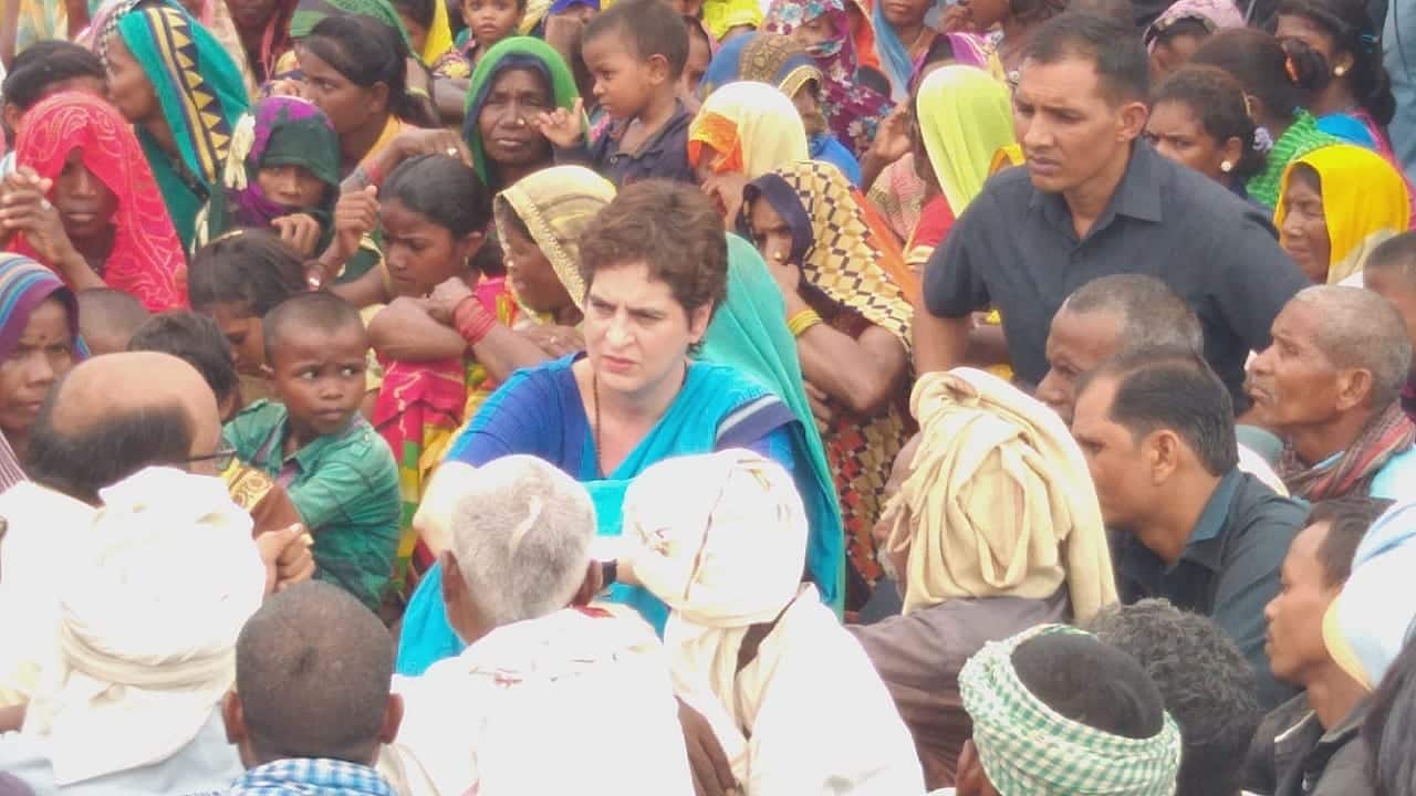 सोनभद्र के उम्भा गांव पहुंचीं कांग्रेस महासचिव प्रियंका, 17 जुलाई को हुई थी 10 लोगों की हत्या