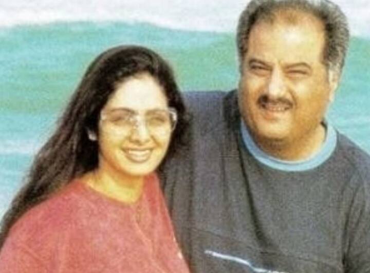 कहते हैं कि इन दिनों बोनी ने श्रीदेवी को आर्थिक तौर भी काफी मदद की. मुश्किल हालात का यही वो दौर था जब श्रीदेवी बोनी कपूर के और करीब आ गईं. बोनी कपूर के शादीशुदा होने के बावजूद श्रीदेवी उन्हें प्यार करने लगी थी. (सभी तस्वीरें - इंस्टाग्राम @sridevi.kapoor)