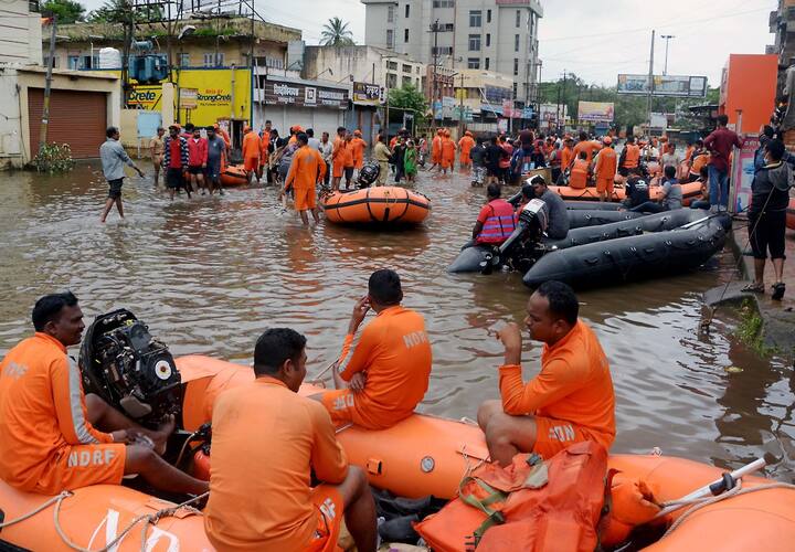 राष्ट्रीय आपदा मोचन बल (एनडीआरएफ), वायुसेना, राज्य आपदा मोचन बल (एसडीआरएफ) और स्थानीय प्रशासन बाढ़ प्रभावित राज्यों में राहत और बचाव कार्य में जुटे हैं.