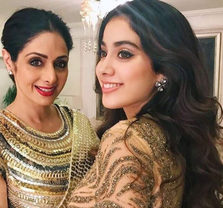 फिल्म रिलीज के दौरान दिए एक इंटरव्यू में जाह्नवी ने इस बात का भी खुलासा किया कि श्रीदेवी ने उनकी फिल्म 'धड़क' की 25 मिनट की क्लिप देखने के बाद उन्हें कई बातें बताई थीं.
