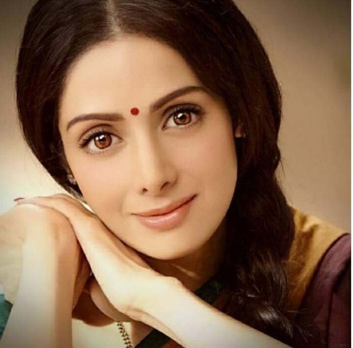 जाह्नवी कपूर ने मम्मी श्रीदेवी की ये तस्वीर शेयर की है. ये तस्वीर उनकी फिल्म 'इंग्लिश विंग्लिश' के दौरान की है. इस तस्वीर को शेयर करते हुए जाह्नवी ने उन्हें विश किया. 