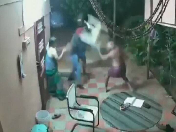 video tamilnadu elderly couple fight with armed robbers बहादुरी की मिसाल: बुजुर्ग दंपति ने लूटपाट करने आए बदमाशों के छुड़ाए छक्के, वीडियो वायरल