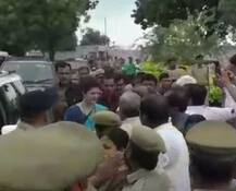 सोनभद्र के उम्भा गांव पहुंचीं कांग्रेस महासचिव प्रियंका, 17 जुलाई को हुई थी 10 लोगों की हत्या