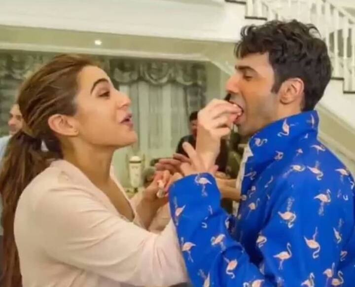 इसके अलावा सारा अली खान की मम्मी अमृता सिंह भी उनके जन्मदिन पर खासतौर से पहुंची थी. 