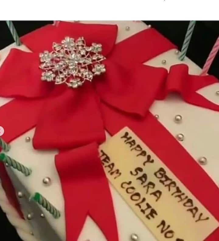 सारा ने अपना जन्मदिन बेंकॉक में मनाया , जहां वो अपनी आने वाली फिल्म 'कुली नंबर 1' की शूटिंग में व्यस्त हैं. फिल्म की टीम ने ही उनके लिए ये खूबसूरत केक अरेंज किया था. 