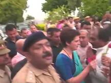 यूपी: मिर्जापुर में महिलाओं ने किया कांग्रेस महासचिव का स्वागत, प्रियंका ने मुस्कुराते हुए स्वीकार किया अभिवादन