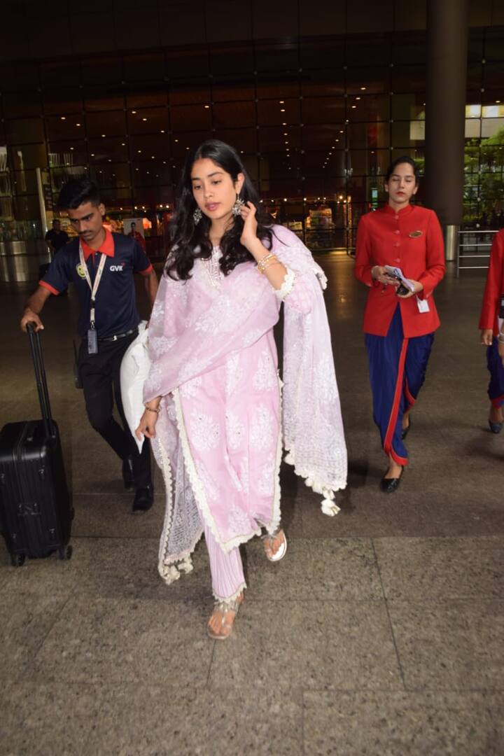 फिल्मों की बात करें तो जाह्नवी कपूर इन दिनों फिल्म रुही आफजा की शूटिंग भी कर रही हैं. इसके अलावा वो गुंजन सक्सेना की बायोपिक और दोस्ताना 2 में भी नज़र आएंगी.