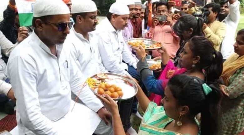 गोऱखपुर: रक्षाबंधन से पहले दिखी गंगा-जमुनी तहजीब‍ की झलक, मुस्लिम भाइयों ने हिन्‍दू बहनों से बंधवाई राखी