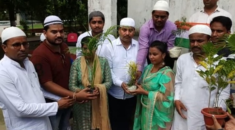 गोऱखपुर: रक्षाबंधन से पहले दिखी गंगा-जमुनी तहजीब‍ की झलक, मुस्लिम भाइयों ने हिन्‍दू बहनों से बंधवाई राखी