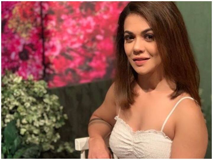 Shweta Gulati father admitted to ICU in a serious condition आईसीयू में भर्ती हुए श्वेता गुलाटी के पिता, बेहद परेशान है अभिनेत्री