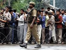 कश्मीर में फोन पर बात करने के लिए DC ऑफिस के बाहर लग रही हैं लंबी कतारें