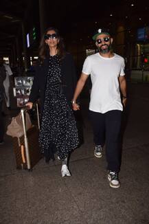 चेहरे पर मुस्कान लिए लंदन से पति आनंद के साथ मुंबई वापस लौटीं सोनम कपूर, देखें एयरपोर्ट की तस्वीरें