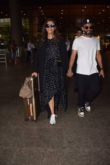 चेहरे पर मुस्कान लिए लंदन से पति आनंद के साथ मुंबई वापस लौटीं सोनम कपूर, देखें एयरपोर्ट की तस्वीरें