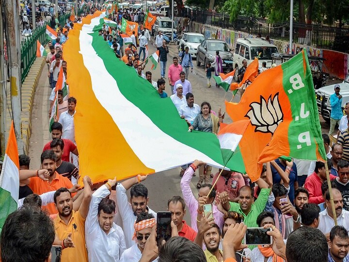 Bihar BJP marches with 370 feet long tricolor बिहार: भारतीय जनता युवा मोर्चा ने 370 फीट लंबे तिरंगे के साथ जुलूस निकाला, सैकड़ों कार्यकर्ता हुए शामिल