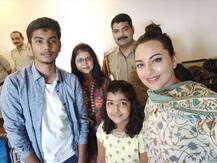 मुरादाबाद: आपराधिक मामले में बयान दर्ज कराने पहुंची सोनाक्षी सिन्हा, जांच अधिकारी ने परिवार सहित खिंचाई फोटो