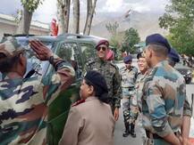 स्वतंत्रता दिवस का जश्न मनाने आर्मी ड्रेस में लदाख पहुंचे महेंद्र सिंह धोनी