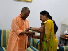 रक्षाबंधन: यूपी की राज्यपाल आनंदीबेन पटेल ने सीएम योगी आदित्यनाथ को बांधी राखी