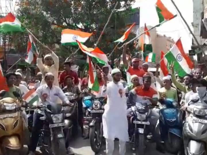 varanasi muslim youth tiranga yatra वाराणसी के मुस्लिम युवकों ने निकाली तिरंगा यात्रा, लगाए हिन्दुस्तान जिंदाबाद के नारे