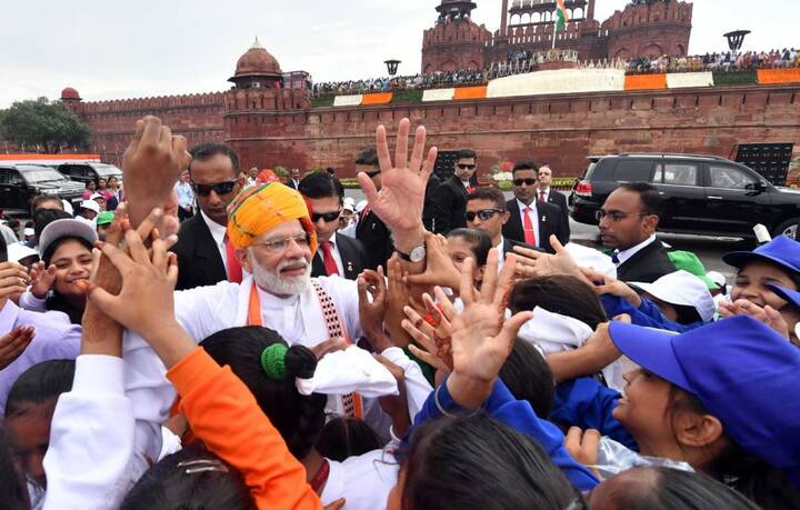 प्रधानमंत्री ने लाल किले से सैन्य सुधार की दिशा में भी बड़ा एलान किया. पीएम मोदी ने एलान किया कि तीनों सेनाओं के नेतृत्व के लिए चीफ ऑफ डिफेंस स्टॉफ का पद बनाया जाएगा.