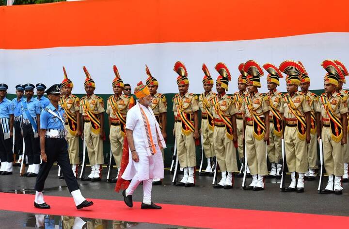 अपने संबोधन में पीएम मोदी ने कहा कि जम्मू कश्मीर से अनुच्छेद 370 को हटाया गया है और तीन तलाक के खिलाफ कानून बनाया गया है. 