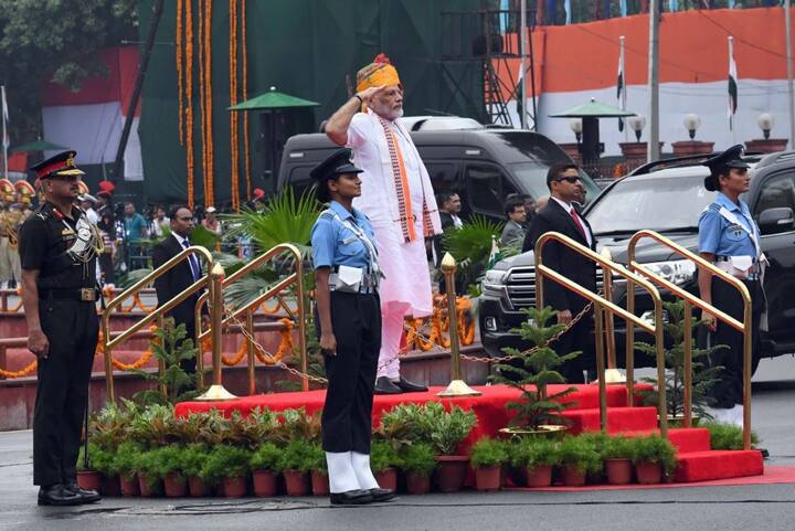 पीएम मोदी ने कहा कि सरकार देश के विकास के लिए कड़े कदम उठाने से कभी पीछे नहीं हटेगी. पीएम ने कहा कि सरकार के दूसरे कार्यकाल के 10 हफ्ते के भीतर ही कई महत्वपूर्ण कदम उठाए हैं. 