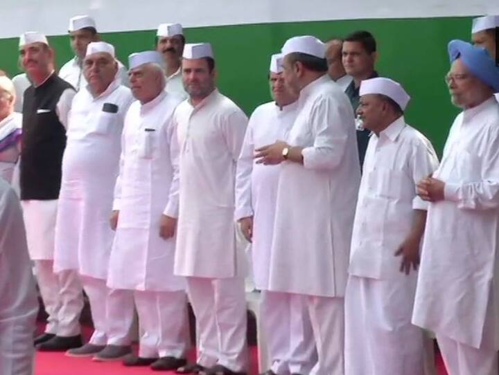 कांग्रेस मुख्यालय में भी आज झंडा फहराया गया. यहां कांग्रेस अध्यक्ष सोनिया गांधी ने तिरंगा फहराया. इस दौरान वरिष्ठ कांग्रेस नेता उपस्थित रहे.