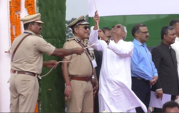 बिहार के मुख्यमंत्री नीतीश कुमार ने राजधानी पटना के गांधी मैदान में तिरंगा फहराया. इसके बाद अपने संबोधन में उन्होंने कहा कि अपराध, भ्रष्टाचार और साम्प्रदायिकता से कोई समझौता नहीं किया जाएगा. 