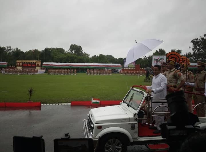 मध्य प्रदेश के मुख्यमंत्री कमलनाथ ने भोपाल में झंडा फहराया. इसके बाद उन्होंने लोगों को संबोधित किया.