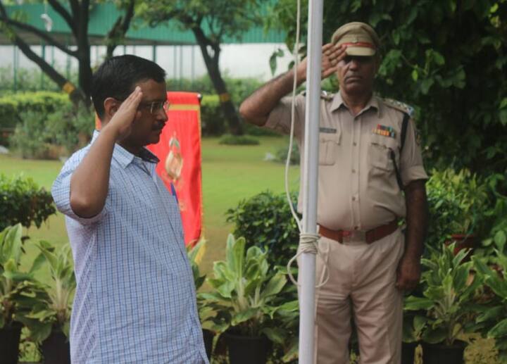 दिल्ली के मुख्यमंत्री अरविंद केजरीवाल ने भी झंडा फहराया. इस दौरान उन्होंने महिलाओं के लिए फ्री डीटीसी बस में सफर की घोषणा की.