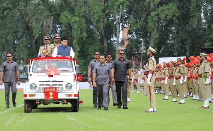 जम्मू कश्मीर के राज्यपाल सत्यपाल मलिन ने श्रीनगर में झंडा फहराया. अपने संबोधन में उन्होंने कहा कि आतंकियों ने अब जम्मू कश्मीर में हार मान ली है.