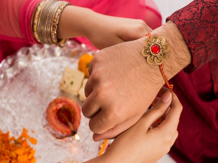 रक्षाबंधन: चीन को लगेगा चार हजार करोड़ का झटका, इस बार भाइयों की कलाइयों पर सजेंगी स्वदेशी राखियां this raksha bandhan indian traders denies to buy chinese rakhi, it will give chian 4 thousand crore dent रक्षाबंधन: चीन को लगेगा चार हजार करोड़ का झटका, इस बार भाइयों की कलाइयों पर सजेंगी स्वदेशी राखियां