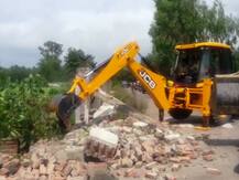 आजम खान के रिजॉर्ट की दीवार गिराई गई, सरकारी जमीन पर अवैध कब्जे का है आरोप