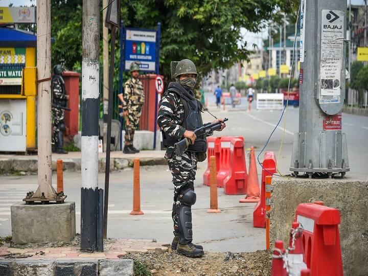 आर्टिकल 370: याचिका दाखिल करने वाले वकील को SC की फटकार, आधा घंटा पढ़ कर भी याचिका समझ नहीं आई article 370 supreme court angry on ml sharma आर्टिकल 370: याचिका दाखिल करने वाले वकील को SC की फटकार, आधा घंटा पढ़ कर भी याचिका समझ नहीं आई