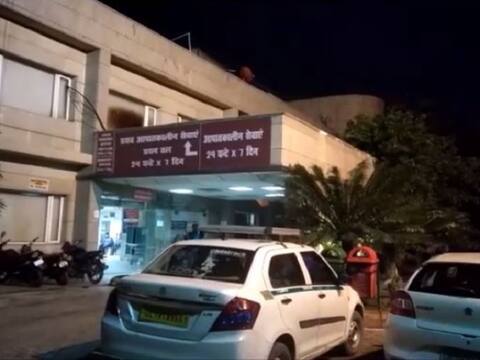 स्कूल में पेड़ से लटकी मिली महिला की लाश, परिवार वालों का सुसाइड केस मानने से इंकार स्कूल में पेड़ से लटकी मिली महिला की लाश, परिवार वालों का सुसाइड केस मानने से इंकार