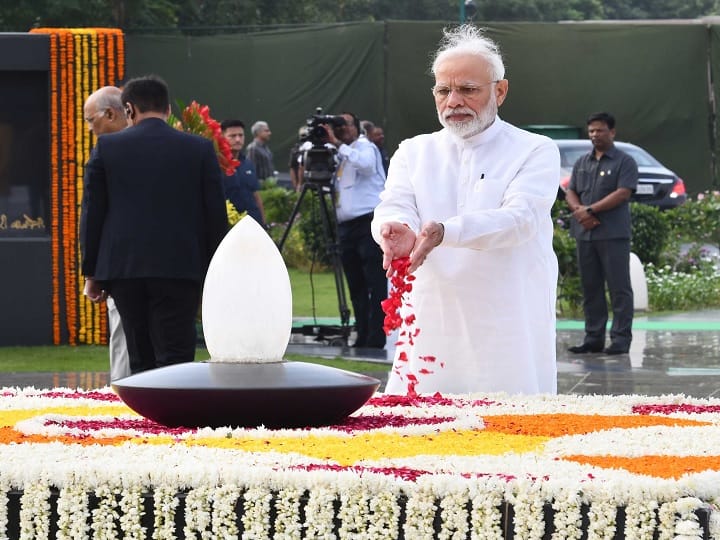 अटल बिहारी वाजपेयी को श्रद्धांजलि देते हुए पीएम मोदी ने ट्वीटर पर लिखा कि आपके विचार और आपके शब्द जिंदा हैं. भारत के विकास में महत्वपूर्ण भूमिका निभाने के लिए आपके योगदान को याद किया जाएगा. पीएम मोदी पूर्व प्रधानमंत्री को श्रद्धांजलि देने 'सदैव अटल' स्मारक भी पहुंचे.