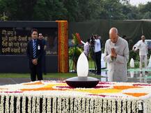 Photos: वाजपेयी की पहली पुण्यतिथि पर राष्ट्रपति, पीएम मोदी समेत कई नेता पहुंचे सदैव अटल स्मारक, दी श्रद्धांजलि