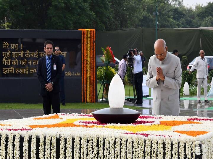राष्ट्रपति रामनाथ कोविंद सदैव अटल स्मारक पहुंच कर उन्हें श्रद्धांजलि दी. इस दौरान उनके साथ पीएम मोदी और केंद्रीय गृह मंत्री अमित शाह मौजूद थे.