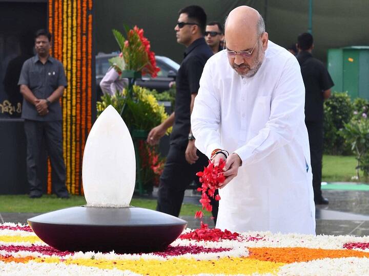 वाजपेयी को श्रद्धांजलि देने अमित शाह भी सदैव अटल स्मारक पहुंचे. वाजपेयी को याद करते हुए उन्होंने लिखा कि पूर्व प्रधानमंत्री और एक जनप्रिय नेता आदरणीय अटल बिहारी वाजपेयी जी की प्रथम पुण्यतिथि पर ‘सदैव अटल' स्मारक जाकर उनको श्रद्धांजलि अर्पित की.