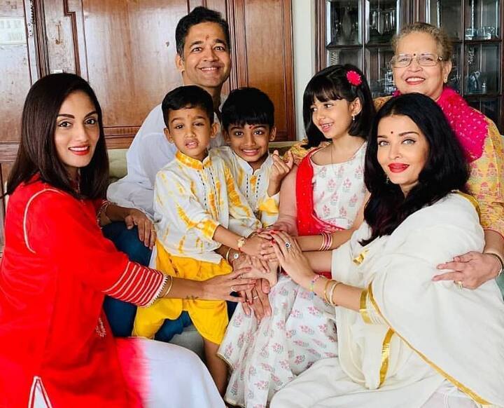 बॉलीवुड एक्ट्रेस और पूर्व मिस वर्ड एश्वर्या राय बच्चन अपने भाई आदित्य राय को राखी बंधाने पहुंची. इस दौरान की ये तस्वीर सामने आई है. जिसमें ऐश्वर्या के साथ उनके भाई भाभी और मम्मी नजर आ रही हैं.