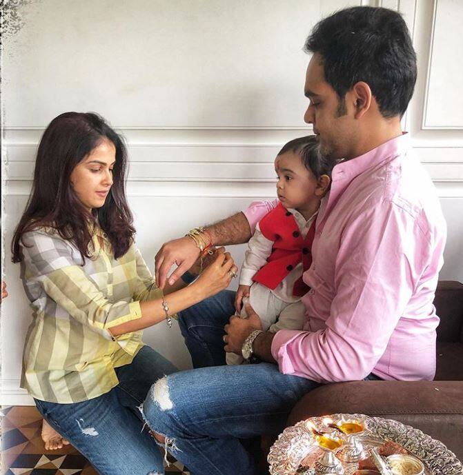 एक्ट्रेस जेनेलिया डिसूजा ने अपने भाई को राखी बांधी और इस दौरान की ये तस्वीर साझा की.