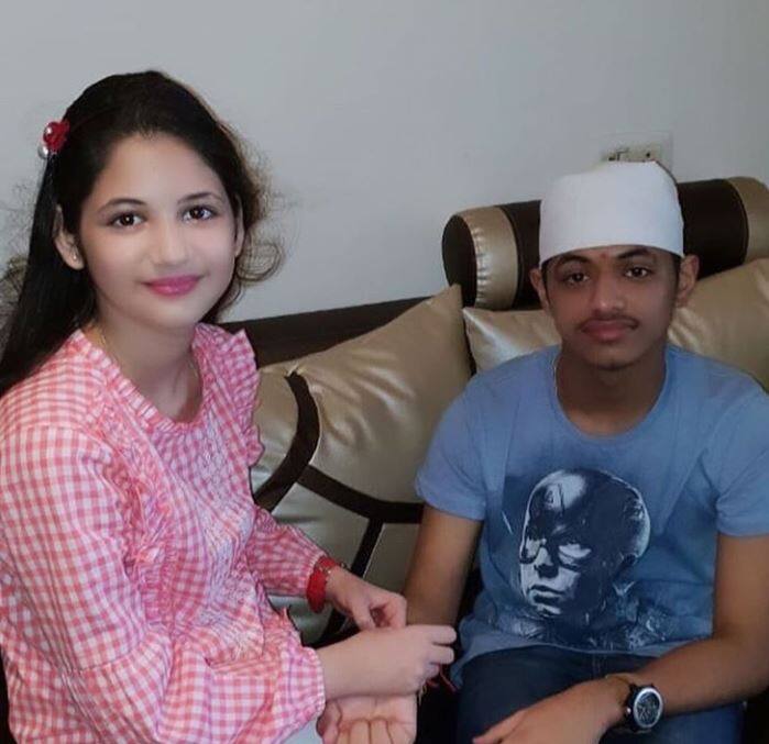 सलमान खान की मुन्नी यानी की हर्षाली मल्होत्रा ने भी राखी के दौरान की ये खूबसूरत तस्वीर साझा की है . (सभी तस्वीरें- सोशल मीडिया)