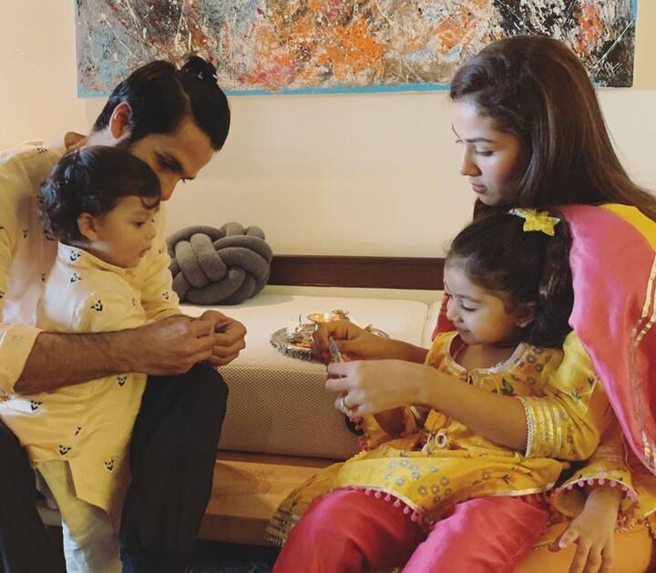 शाहिद कपूर और मीरा राजपूत कपूर के नन्हें बेटे ज़ैन कपूर ने भी अपना पहला रक्षाबंधन सेलिब्रेट किया. मीरा राजपूत ने एक तस्वीर शेयर की जिसमें मीशा कपूर अपने भाई के साथ रक्षाबंधन का त्योहार मनाती नज़र आईं. इस दौरान ज़ैन अपने पापा शाहिद की गोद में नज़र आए और मीशा मम्मी मीरा की गोद में दिखाई दीं.