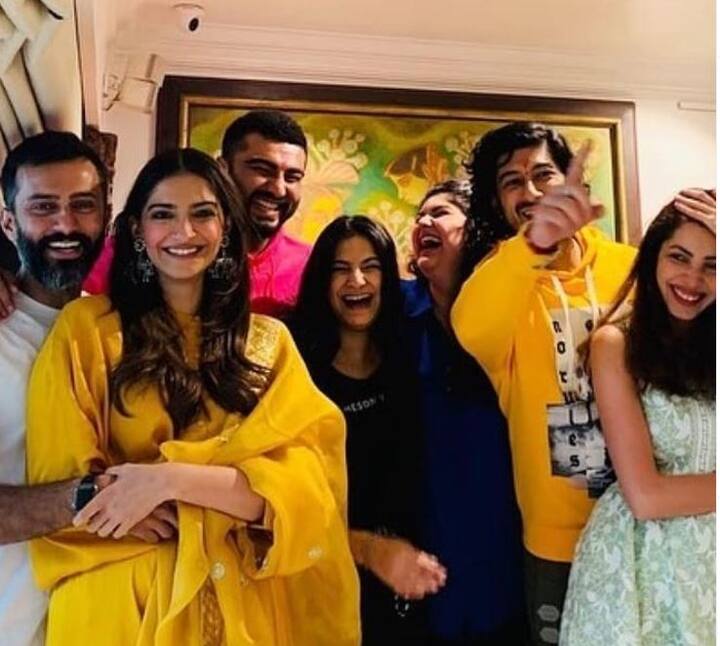 अर्जुन कपूर की बहन अंशुला कपूर और कज़िन सोनम कपूर और रेया कपूर अनिल कपूर के घर में साथ नज़र आए. इस दौरान की एक तस्वीर सामने आई, जिसमें सोनम अपने पति आनंद आहूजा और मोहित मारवाह अपनी पत्नी अंतरा मारवाह के साथ नज़र आए. 