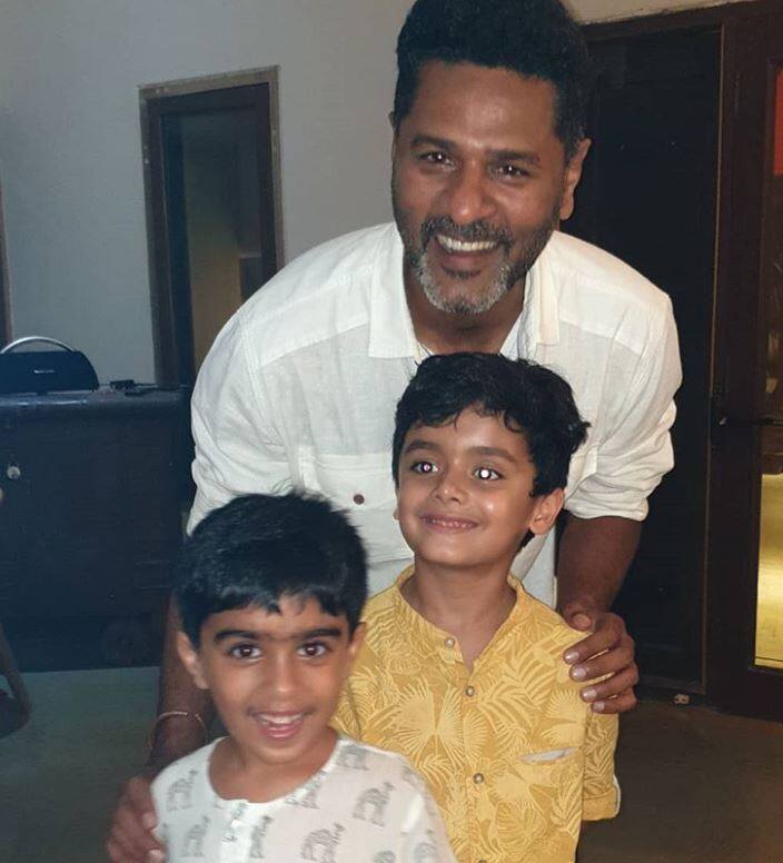  बीना ने फिल्मकार-कोरियोग्राफर-अभिनेता प्रभु देवा की भी एक तस्वीर साझा की है जिसमें वह बीना के बेटों के साथ कैमरे की ओर मुस्कुराते नजर आ रहे हैं.